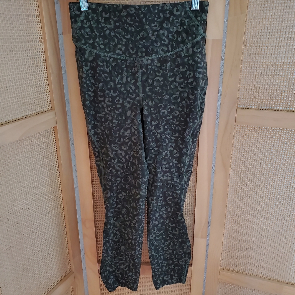 NWOT LULULEMON BACE PACE TIGHT CAMO GREEN SIZE 6